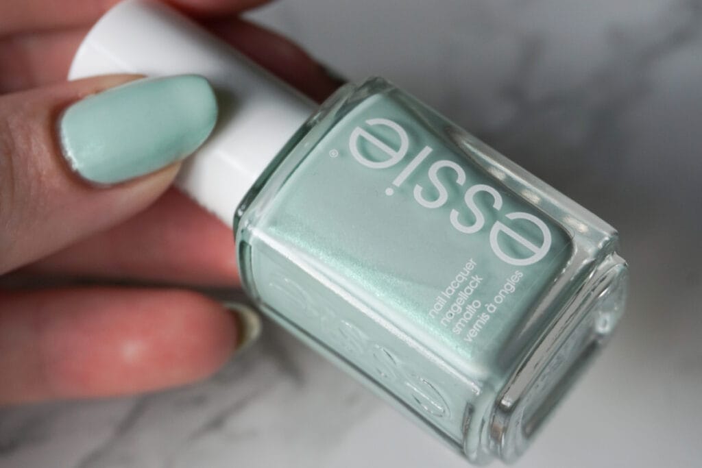 Essie Seas the day (Sunny business 2020)